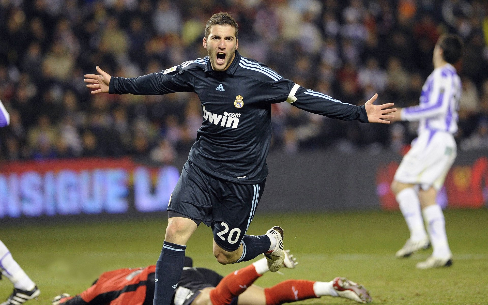 里昂中场大将伤愈复出，球队期待他的回归，里昂中场三杰是哪三个